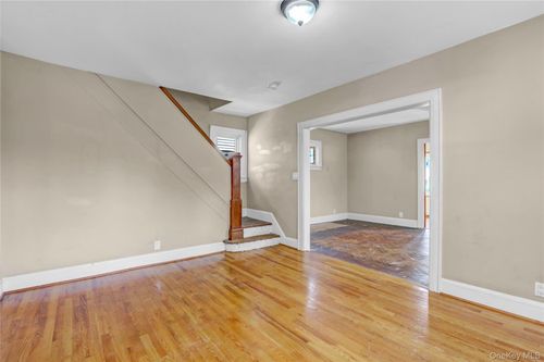 89 Rolling St, Lynbrook, NY, 11563-1816 | Card Image