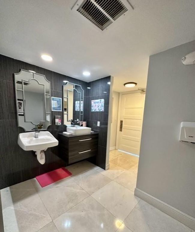 APT-212 - 1150 Hillsboro Mile, Condo with 2 bedrooms, 2 bathrooms and null parking in Hillsboro Beach FL | Image 35