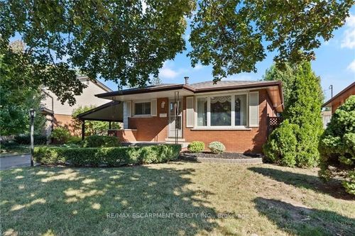 upper-37 Goldfinch Rd, Hamilton, ON, L9A3W8 | Card Image