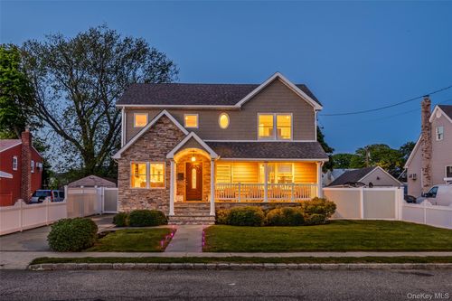 122 Linton Ave, Lindenhurst, NY, 11757-6035 | Card Image