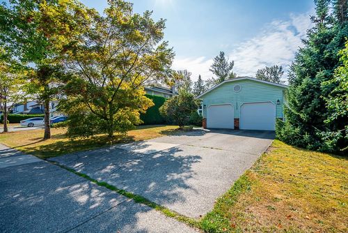 13322 82 B Avenue, House other with 3 bedrooms, 2 bathrooms and 6 parking in Surrey BC | Card Image