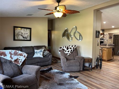 5740 Iroquois Dr, Howell, MI, 48843-9116 | Card Image