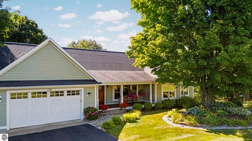 118 Farm Ln, Traverse City, MI, 49696-8949 | Card Image