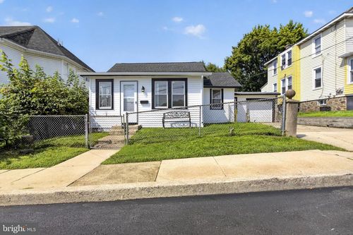 908 Price St, MARCUS HOOK, PA, 19061-5218 | Card Image