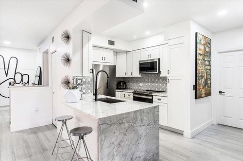 apt-202-2452 Centergate Dr, Miramar, FL, 33025-7211 | Card Image