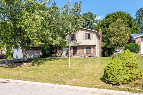 8962 Glasgow Dr, White Lake, MI, 48386-3317 | Card Image