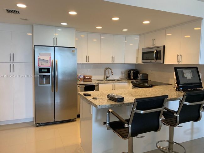 APT-805 - 19390 Collins Ave, Condo with 1 bedrooms, 2 bathrooms and null parking in Sunny Isles Beach FL | Image 5