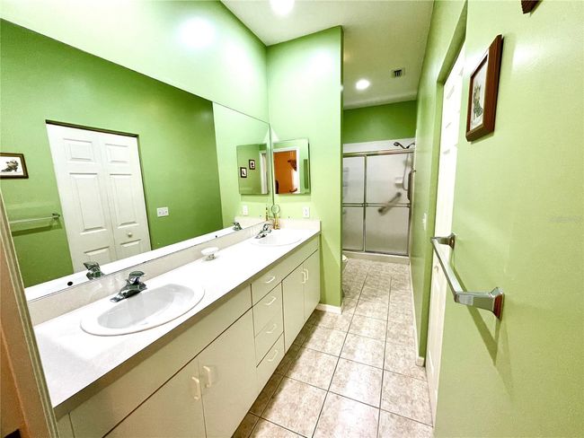 Master Bathroom has 2 sinks. | Image 36