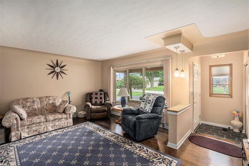 8340 Marcrest Dr, Shelby Township, MI, 48316-3622 | Card Image
