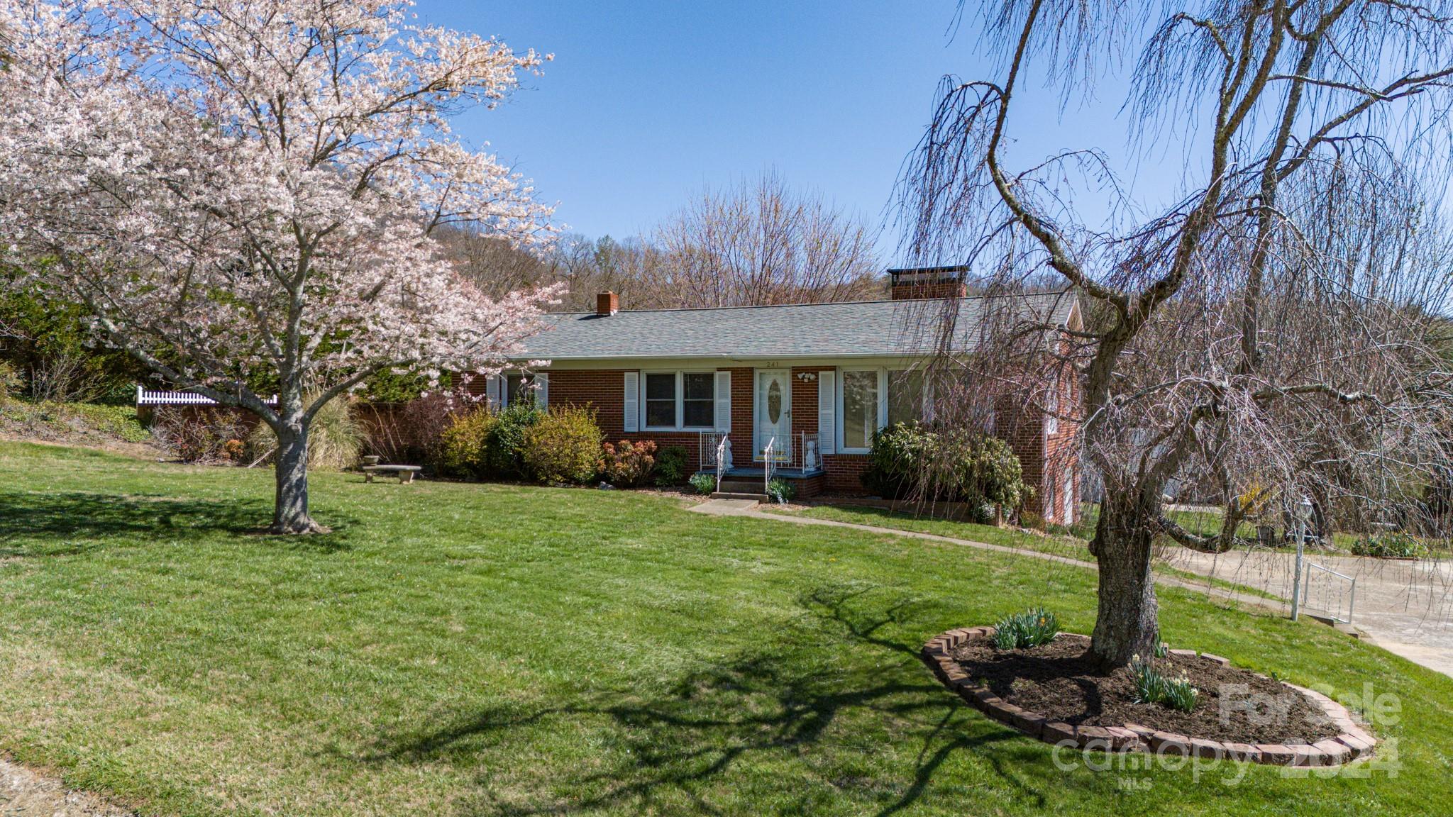 Mountain Crest Rd, Swannanoa, NC 28778