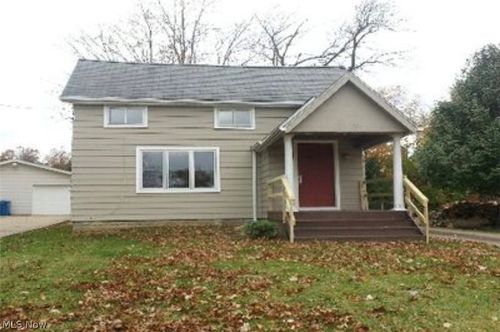 82 Henigan Ave, Barberton, OH, 44203-7369 | Card Image