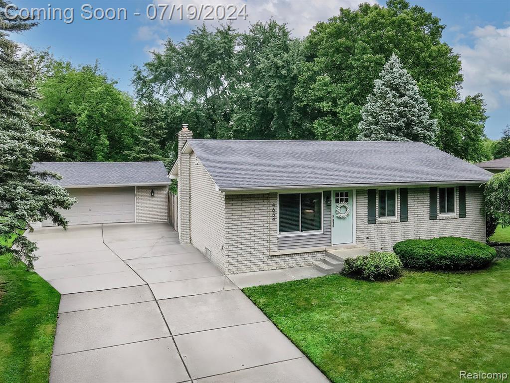 Chapel Dr, Troy, MI 48085