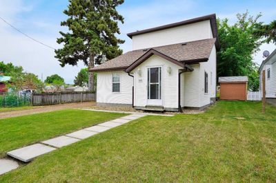 5111 48 Ave, House detached with 2 bedrooms, 1 bathrooms and 4 parking in Sylvan Lake AB | Image 1