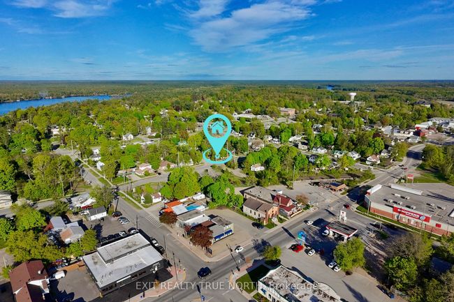 211 Bishop St, Home with 5 bedrooms, 4 bathrooms and 6 parking in Gravenhurst ON | Image 6