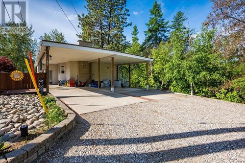 705 8th Ave, Montrose, BC, V0G1P0 | Card Image