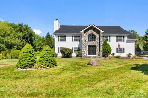 70 Oak Pond Ln, Mahopac, NY, 10541-2063 | Card Image