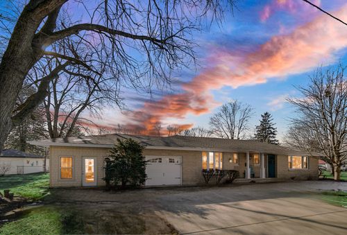 525 W 4th St, Momence, IL, 60954-1056 | Card Image
