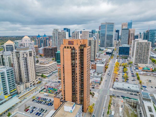 2402 - 1100 8 Avenue Sw, Home with 2 bedrooms, 2 bathrooms and 2 parking in Calgary AB | Image 2