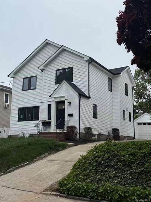105 Moore St, New Hyde Park, NY, 11040-1305 | Card Image
