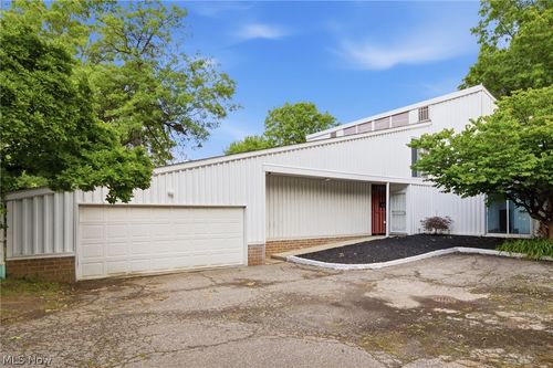 13 Sutton Pl, Shaker Heights, OH, 44120-4207 | Card Image