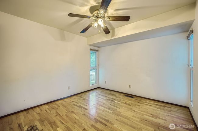 Secondary bedroom 1 (middle room) | Image 28