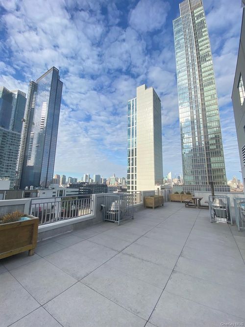 apt-8c-42 Crescent St, Long Island City, NY, 11101-3575 | Card Image