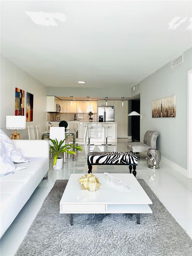 APT-911 - 19390 Collins Ave, Condo with 2 bedrooms, 1 bathrooms and null parking in Sunny Isles Beach FL | Image 5