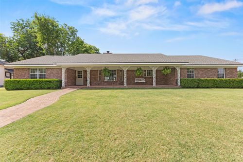 121 W 17th St, Ada, OK, 74820-7611 | Card Image