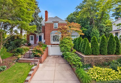 6 Crowntop Rd, Manhasset, NY, 11030-3302 | Card Image