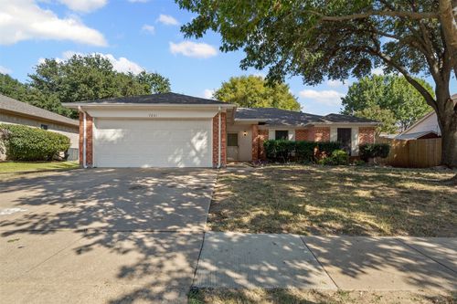 7201 Royal Oak Dr, Benbrook, TX, 76126-4526 | Card Image