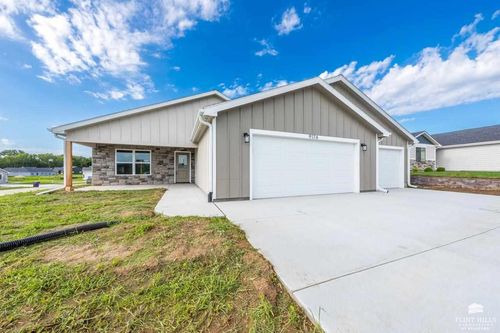 9176 Dave Dr, Manhattan, KS, 66502-3933 | Card Image