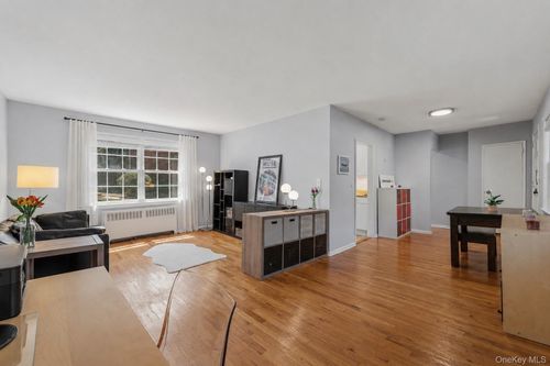 19-2 Fieldstone Dr, Hartsdale, NY, 10530-1511 | Card Image