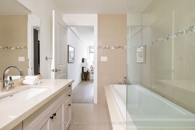401 - 1 Rainsford Rd, Condo with 3 bedrooms, 3 bathrooms and 2 parking in Toronto ON | Image 25