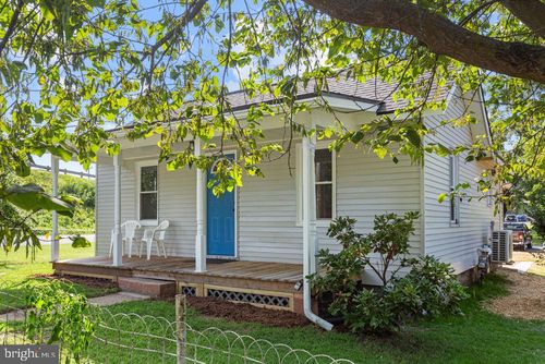 821 N Bayard Ave, WAYNESBORO, VA, 22980-2818 | Card Image