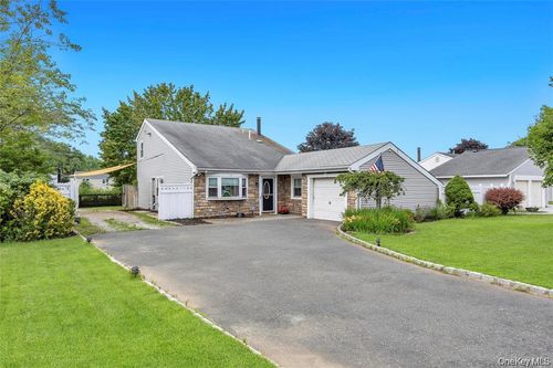 12 Handy Ln, Medford, NY, 11763-4316 | Card Image