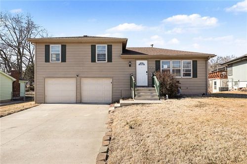 8704 Kentucky Ave, Raytown, MO, 64138-4441 | Card Image