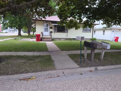109 W Sycamore St, Dunkerton, IA, 50626-9813 | Card Image