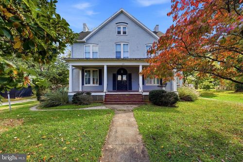 525 E Washington St, CHARLES TOWN, WV, 25414-1005 | Card Image