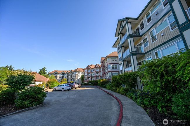 Circle drive with guest parking | Image 24