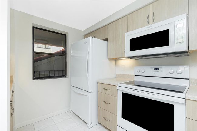 UNIT-212 - 1551 Beach Rd, Condo with 2 bedrooms, 2 bathrooms and null parking in Englewood FL | Image 9