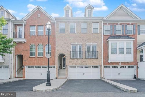 42 Creekside Ct, Secaucus, NJ, 07094-3750 | Card Image
