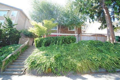 3-39 Etruria St, Seattle, WA, 98109-1611 | Card Image