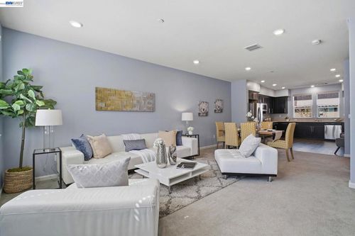 102 Fanuncio Ln, Hayward, CA, 94544-1105 | Card Image