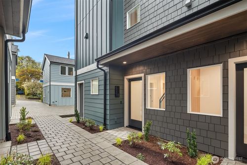 537 B N 70th St, Seattle, WA, 98103 | Card Image