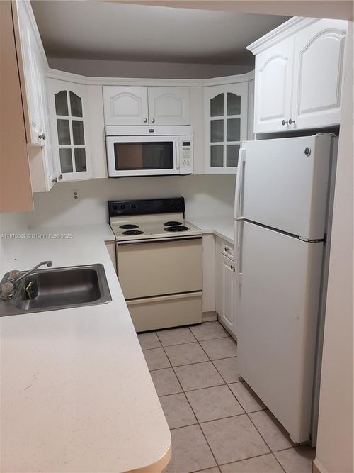 apt-106-9682 Fontainebleau Blvd, Miami, FL, 33172-4121 | Card Image