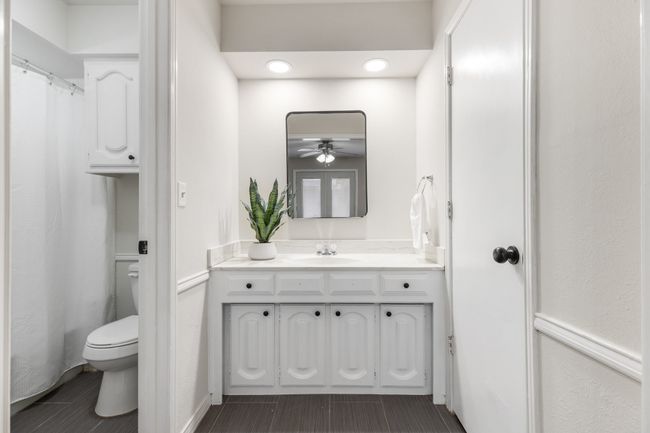 Ensuite bath is light, bright and fresh! | Image 25