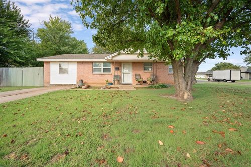 901 Nw 14th St, Moore, OK, 73160-1609 | Card Image