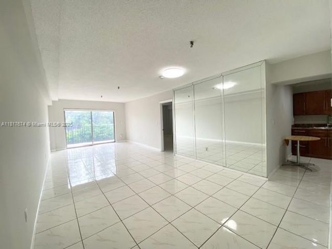 APT-209 - 201 180 Th Dr, Condo with 1 bedrooms, 2 bathrooms and null parking in Sunny Isles Beach FL | Image 6