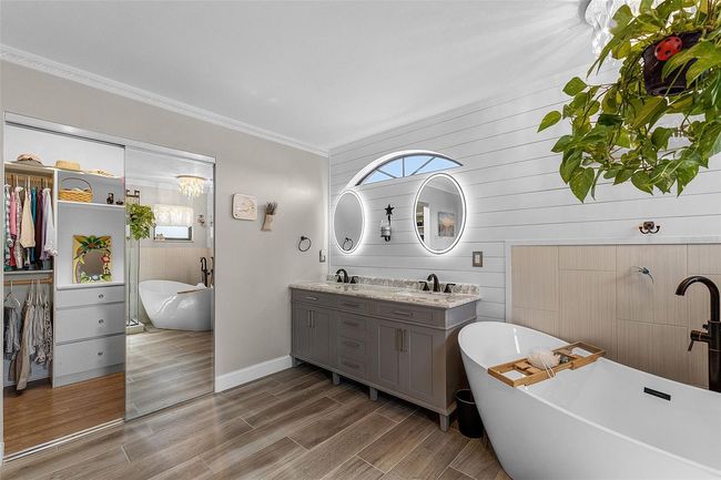 Primary Ensuite includes Dual Sinks and a Walk-In Closet | Image 21