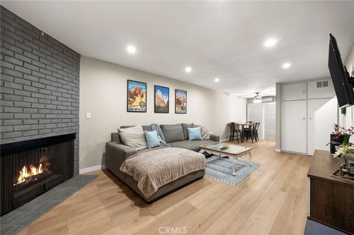 m-2452 Chelsea Pl, Santa Monica, CA, 90404 | Card Image